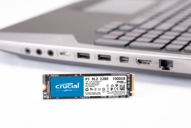 Crucial P5 Plus 2To SSD pour le gaming M.2 PCIe Gen4 NVMe avec Dissipateur  - Compatible avec Playstation 5 (PS5) - jusqu'à 6600Mo/s - CT2000P5PSSD5 :  : Informatique